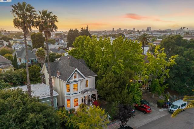 1709 Myrtle St, Oakland CA: https://media.crmls.org/mediaz/565f5c79-4739-4865-ad09-dd6dac2354d0.jpg
