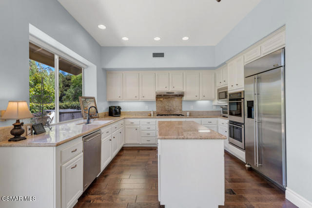 1826 Crystal View Circle, Newbury Park CA: https://media.crmls.org/mediaz/565fbeb9-0edd-43fc-a5ac-1d1a63d2befb.jpg