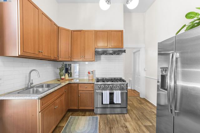 2349 Waverly St, Oakland CA: https://media.crmls.org/mediaz/565fd13c-9ffe-4200-90fb-bce6343103db.jpg