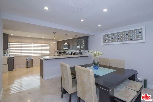 6205 1/2 Nita Avenue, Woodland Hills CA: https://media.crmls.org/mediaz/566064e3-4463-4249-9134-75cb83a0cd81.jpg