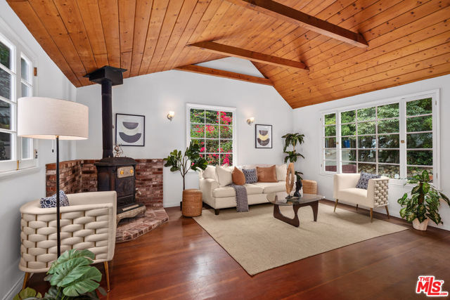 10545 Selkirk Lane, Los Angeles CA: https://media.crmls.org/mediaz/56607e08-efe1-400f-9ffe-855aabbe0082.jpg
