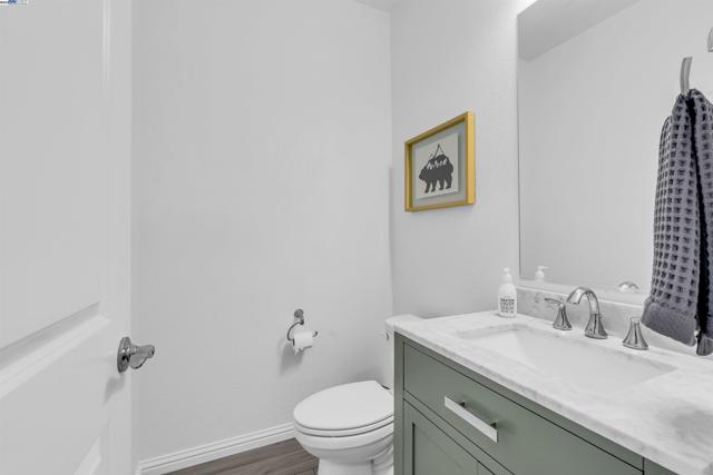 2866 Crusader st, Alameda CA: https://media.crmls.org/mediaz/56609a6c-961e-47ec-a54b-506e8b4e3568.jpg