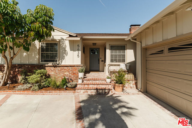 5635 S Chariton Avenue, Los Angeles CA: https://media.crmls.org/mediaz/5661d5e0-f959-42a7-ae54-ffe2caf237fc.jpg