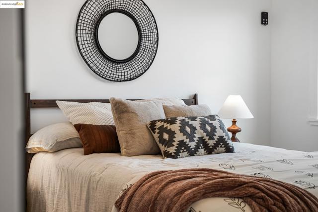 278 Cairo Rd, Oakland CA: https://media.crmls.org/mediaz/5662e1e4-cb16-4d44-9f27-855040f3e68d.jpg