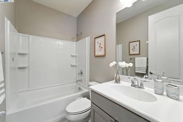 418 Desert Holly St, Milpitas CA: https://media.crmls.org/mediaz/5663ed51-c16a-43a7-b324-28cfbae8c985.jpg