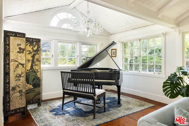 8805 Lookout Mountain Avenue, Los Angeles CA: https://media.crmls.org/mediaz/5664b307-e5c4-4b27-8d85-5fc918b6569a.jpg