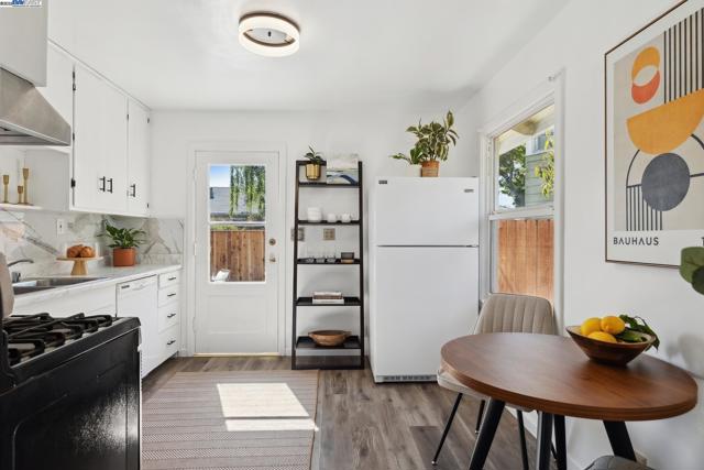 108 Cypress St, Alameda CA: https://media.crmls.org/mediaz/5666801a-2bab-45a0-ac1b-b8755d88fea8.jpg