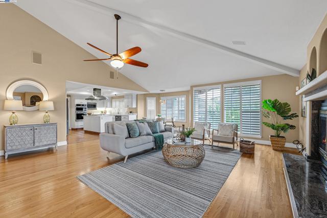 20340 Hunters Knls, Castro Valley CA: https://media.crmls.org/mediaz/56676de6-c337-4721-a9d3-2bc9ca47eeac.jpg