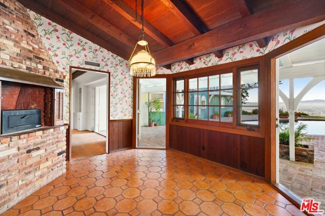 15401 Mulholland Drive, Los Angeles CA: https://media.crmls.org/mediaz/5667f723-6330-49f5-95b3-74637ad06aed.jpg