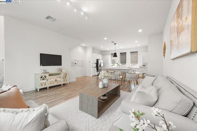 7906 Regional Cmn, Dublin CA: https://media.crmls.org/mediaz/566810cd-fd0a-480b-ab84-07c5db9940d4.jpg