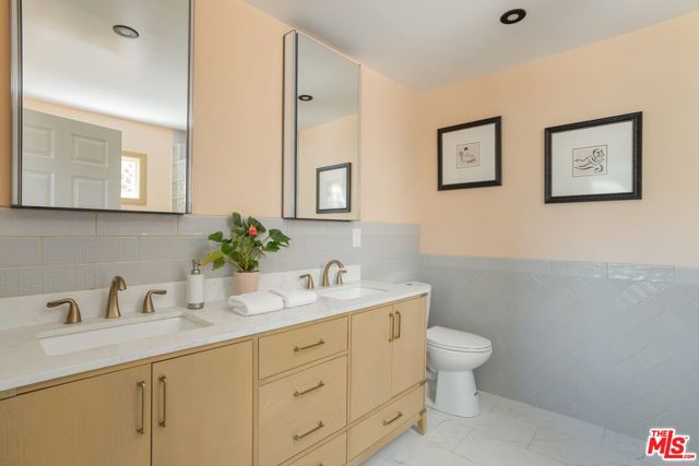 2249 Linnington Avenue, Los Angeles CA: https://media.crmls.org/mediaz/56684fd2-ebc3-4026-83d0-5a7580bf9c93.jpg