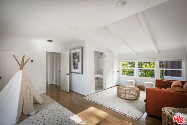 13324 Valley Vista Boulevard, Sherman Oaks CA: https://media.crmls.org/mediaz/56686d88-030f-4717-b7a9-98be47a15932.jpg