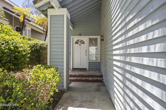 11928 Bubbling Brook Street, Moorpark CA: https://media.crmls.org/mediaz/566a2d3e-9da6-41fc-a4c0-8fc52347b5dd.jpg