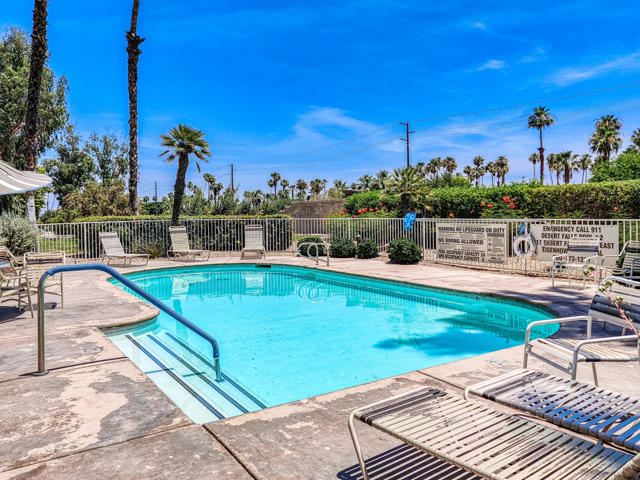 153 Desert Falls E Drive, Palm Desert CA: https://media.crmls.org/mediaz/566bb50d-7642-4327-bcb3-2c7c5e51209a.jpg