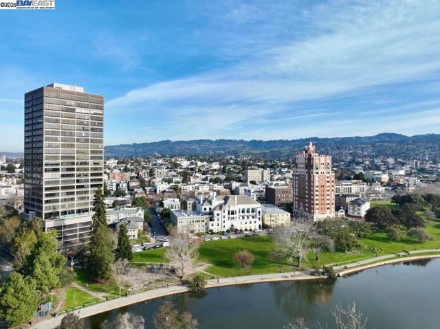 7590 Skyline Blvd, Oakland CA: https://media.crmls.org/mediaz/566bd067-51b1-49f9-8743-242a6cef0148.jpg