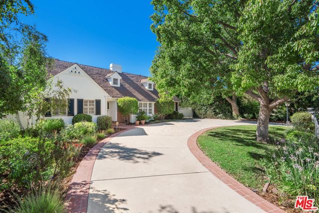 6317 Orion Avenue, Van Nuys CA: https://media.crmls.org/mediaz/566da269-7915-4e34-b2e5-bbefcf546fc5.jpg