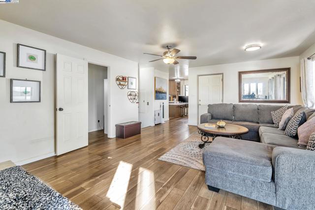 71 Taylor Pl, Bethel Island CA: https://media.crmls.org/mediaz/566de5da-e75a-4efb-ae8d-2b040ebc0ec4.jpg