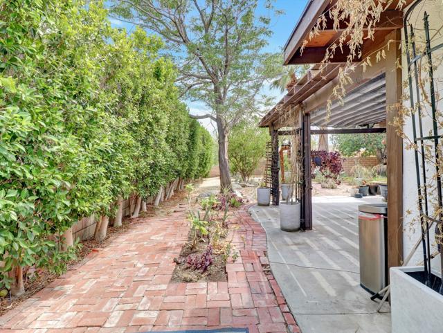 9980 Hoylake Road, Desert Hot Springs CA: https://media.crmls.org/mediaz/566e757a-4ee0-4bae-8f3a-f62f46ecc3af.jpg