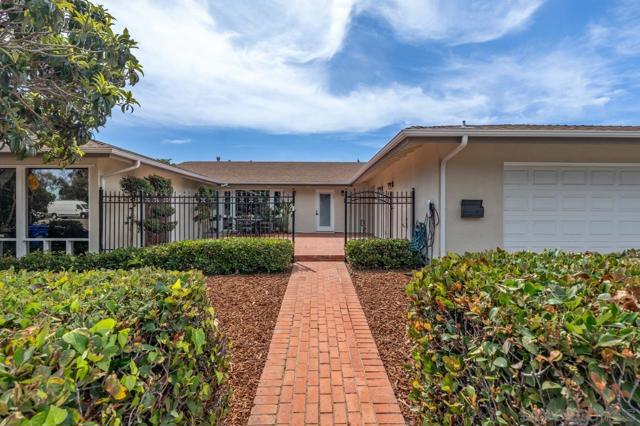 8874 La Jolla Scenic Dr N, La Jolla CA: https://media.crmls.org/mediaz/566ead82-3b8b-474b-86e0-6386ce159c95.jpg