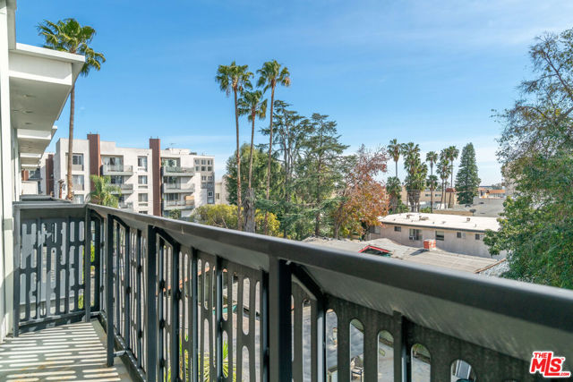 1447 1/4 N Martel Avenue, Los Angeles CA: https://media.crmls.org/mediaz/566f2aa7-b2b3-453c-8e73-2c57f9dee6b6.jpg