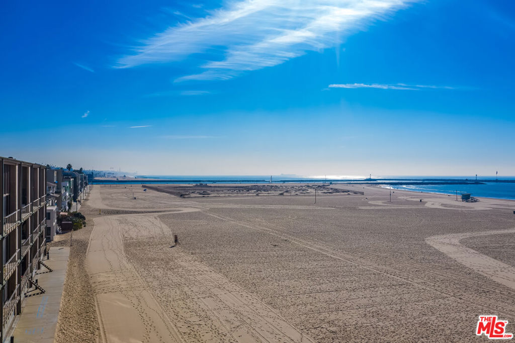 https://media.crmls.org/mediaz/566f4e57-2a7b-45ec-b644-79bc876f74f7.jpg?preset=X-Large