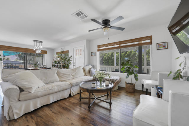 39 Country Club Drive, Palm Desert CA: https://media.crmls.org/mediaz/566f57df-ebd5-429b-b51e-a81c7f925bb6.jpg