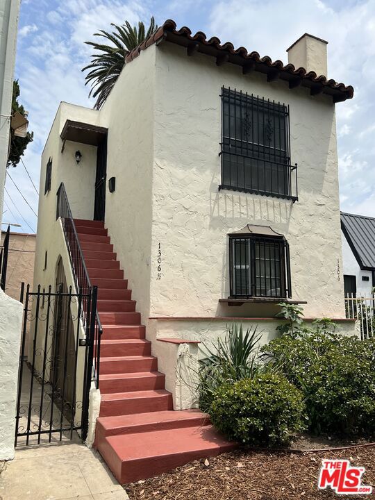 1306 S Mansfield Avenue, Los Angeles CA: https://media.crmls.org/mediaz/566f9284-5e34-4ebf-84d4-95df149e2a0b.jpg