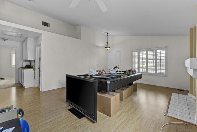 39493 Diego dr, Temecula CA: https://media.crmls.org/mediaz/56704d24-ac2e-4cbe-a9bf-836f878fefce.jpg