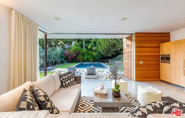 32554 Pacific Coast Highway, Malibu CA: https://media.crmls.org/mediaz/5670ac3e-fd4f-4d3f-902c-54c668f2a987.jpg