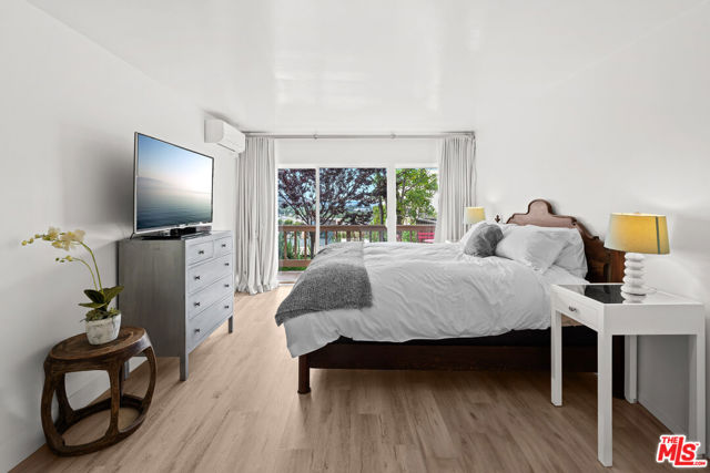 23908 De Ville Way, Malibu CA: https://media.crmls.org/mediaz/5670fec0-9165-4cf6-a8d7-e9b811dc6f87.jpg