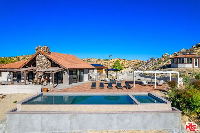 57387 San Juan Road, Yucca Valley CA: https://media.crmls.org/mediaz/56725d7a-90a9-4096-8322-7b9aa8cccdf8.jpg