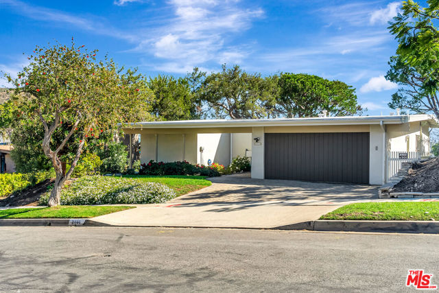 3444 Cloudcroft Drive, Malibu CA: https://media.crmls.org/mediaz/5672e5dd-6e1f-4f99-93ca-cc9e9aed8c9e.jpg