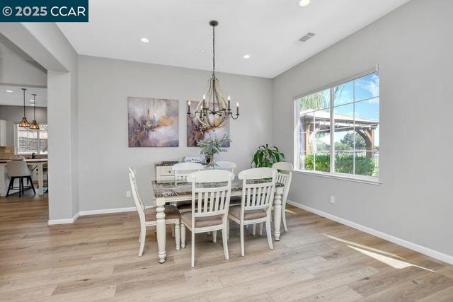 2560 Risebridge Ct, Brentwood CA: https://media.crmls.org/mediaz/5672fb2c-8fd9-40b3-a5fe-07266f347e0e.jpg