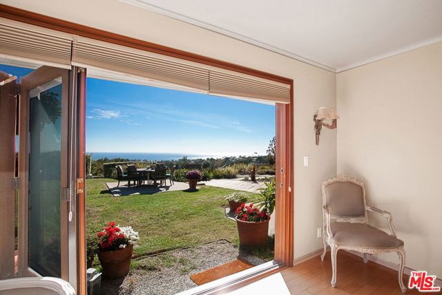 1166 LAS PULGAS Place, Pacific Palisades CA: https://media.crmls.org/mediaz/567450e1-272a-440b-9153-949d9cf1aaa1.jpg