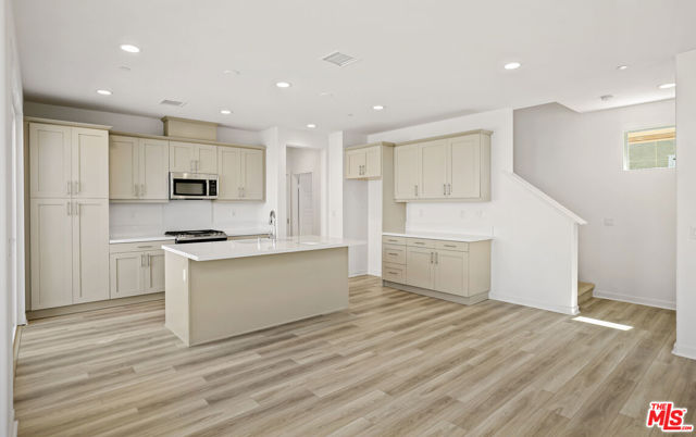 13889 Bell Way, Fontana CA: https://media.crmls.org/mediaz/5675bc2a-39d2-4c1f-829e-5747096c3a70.jpg