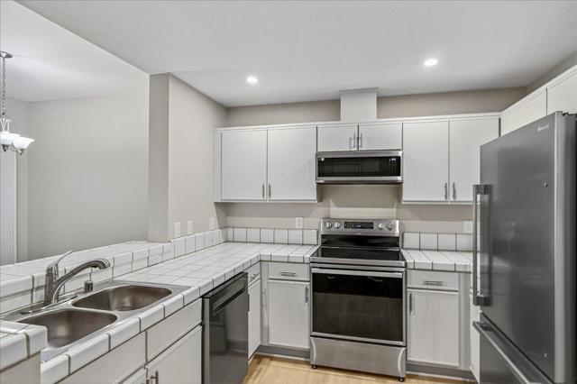 1253 Warren Street, Redwood City CA: https://media.crmls.org/mediaz/5675f986-b6cb-4b51-88ff-51ed039facbb.jpg