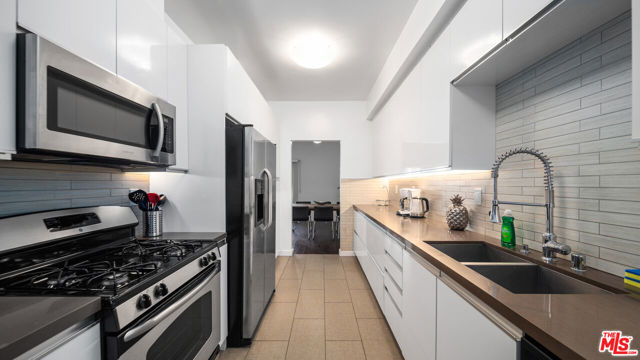 1818 Thayer Avenue, Los Angeles CA: https://media.crmls.org/mediaz/56762556-1468-4e2d-834b-9bf2d1f0d01e.jpg