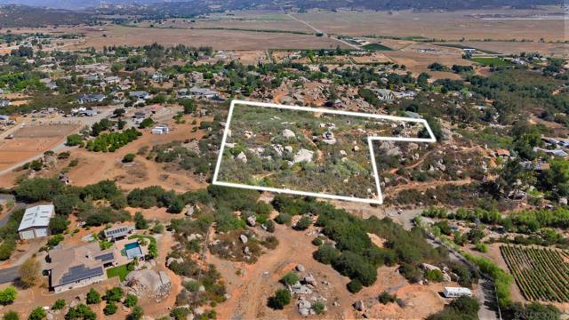 2 Chablis Rd, Ramona CA: https://media.crmls.org/mediaz/5676c6b4-cae6-4498-9fa3-7587287b5234.jpg