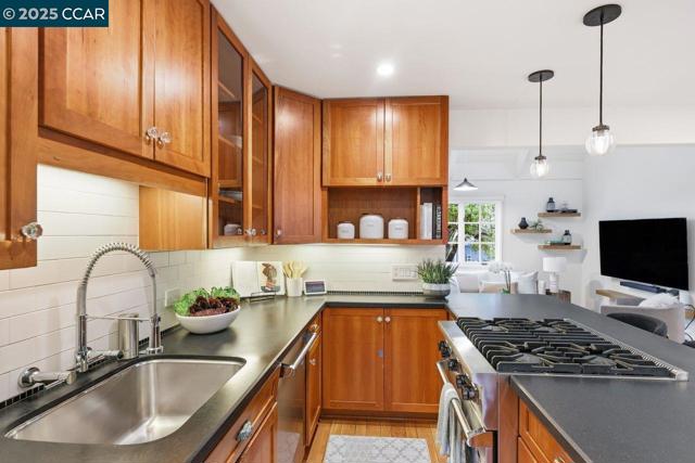 129 Spring Rd, Orinda CA: https://media.crmls.org/mediaz/567987ea-2f9d-4530-993c-fb2123b322d5.jpg