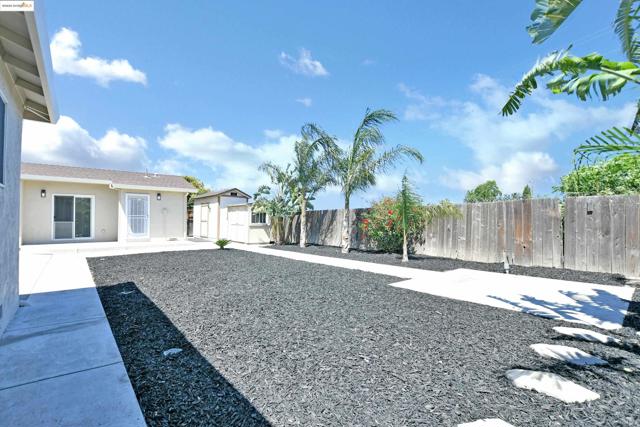 2086 Oakridge Ln, Pittsburg CA: https://media.crmls.org/mediaz/567ab284-97fa-482a-a989-31df7649a088.jpg