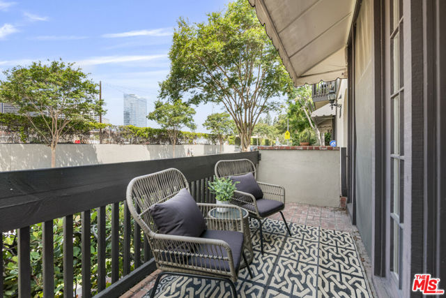 350 S Spalding Drive, Beverly Hills CA: https://media.crmls.org/mediaz/567bfb40-7865-4ac6-b93b-76296c35cfcd.jpg