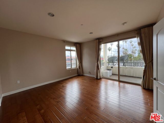 991 Arapahoe Street, Los Angeles CA: https://media.crmls.org/mediaz/567bfcec-b47d-4c40-925a-29b60951bec5.jpg