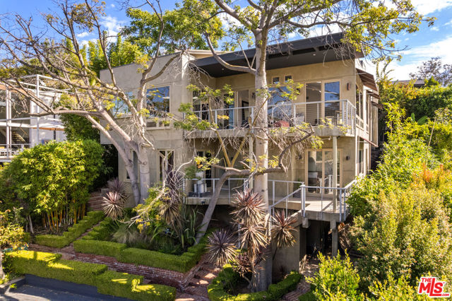 1415 Summitridge Drive, Beverly Hills CA: https://media.crmls.org/mediaz/567c4889-c65a-472a-ae32-c59ed211ad2c.jpg