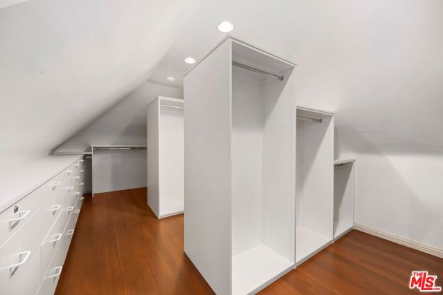 2562 Mandeville Canyon Road, Los Angeles CA: https://media.crmls.org/mediaz/567cc498-5e1e-4f59-b0bc-91d0ee96a40c.jpg
