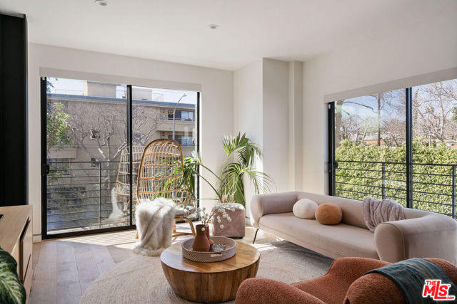 820 N Formosa Avenue, Los Angeles CA: https://media.crmls.org/mediaz/567cf463-92b4-4409-82e7-f5841f0aed46.jpg