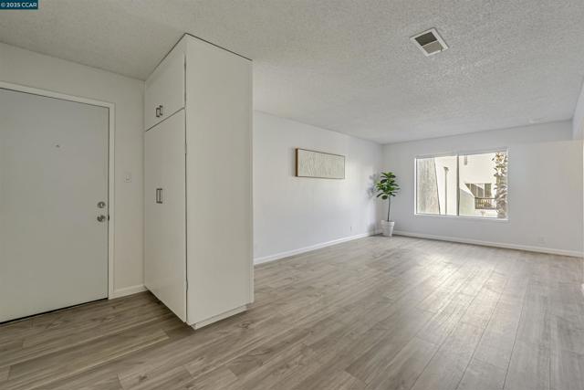 2200 Laguna Cir, Concord CA: https://media.crmls.org/mediaz/567d9faf-05b9-4e94-89ce-441b8d0277b2.jpg