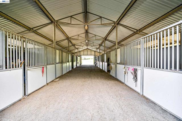 10700 Foothill Rd, Sunol CA: https://media.crmls.org/mediaz/567df241-7bf6-49c5-b69e-fe051a5e833e.jpg