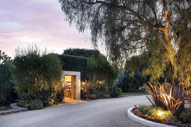 6977 Las Colinas, Rancho Santa Fe CA: https://media.crmls.org/mediaz/567e0447-6e76-48bc-8be2-4b3cc36fba3f.jpg