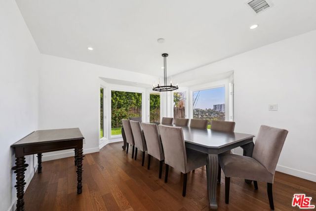 400 Chautauqua Boulevard, Pacific Palisades CA: https://media.crmls.org/mediaz/567e11f2-0668-4463-a3dd-dec59e2f42d0.jpg
