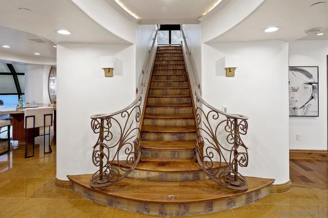 100 Harbor Dr, San Diego CA: https://media.crmls.org/mediaz/56809728-b801-4a4d-a54b-9a96020ed2e1.jpg